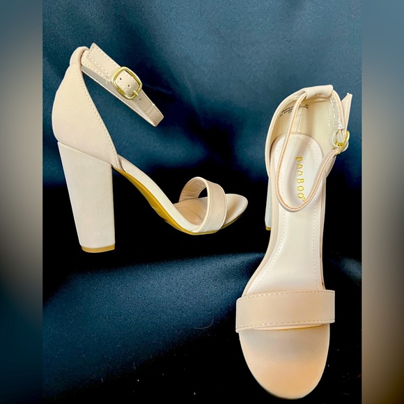 BAMBOO Shoes - NEW! Bamboo Nude medium chunk 3” heel.